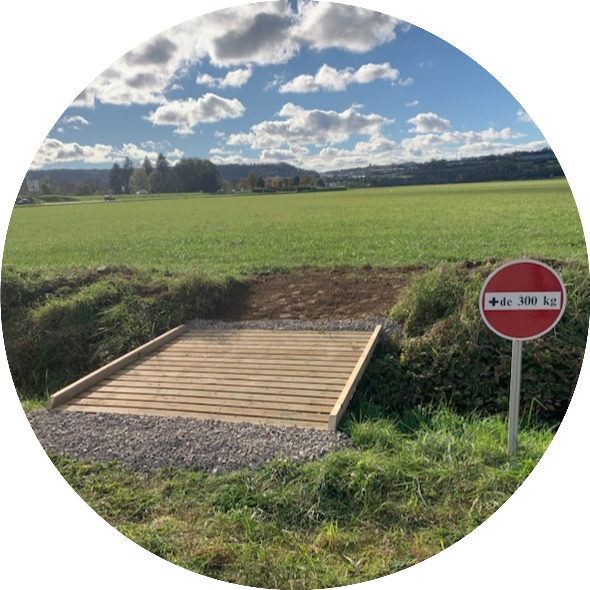 La passerelle d'accès à la piste ULM de l'aérodrome de Thise